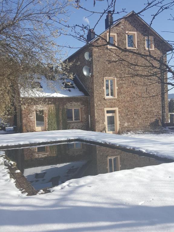 Die alte Schule Häuschen trong mùa đông