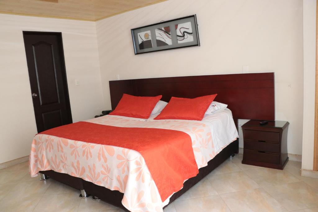 Postel nebo postele na pokoji v ubytování Hoteles Bogotá Inn El Lago Country Zona Rosa