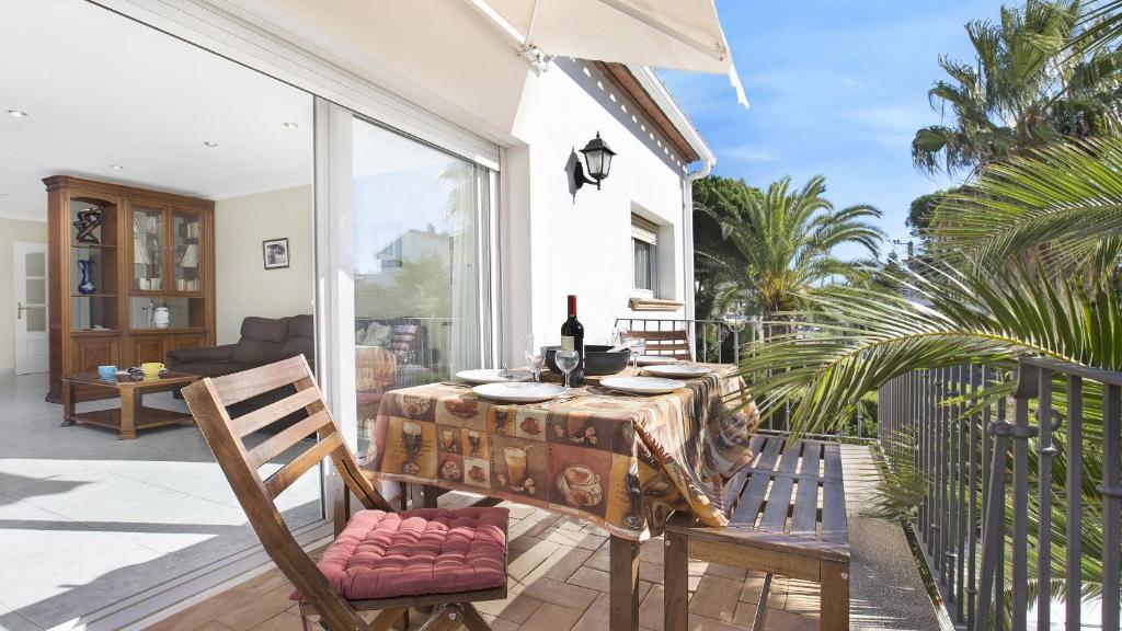 a patio with a table and chairs on a balcony at 1Albo01 - Llafranc in Calella de Palafrugell