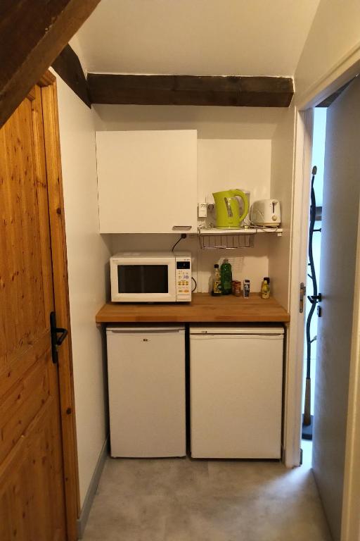 Kuchyň nebo kuchyňský kout v ubytování Espace Beléverte Bussière 2 Albizia appartement meublé de 2 chambres