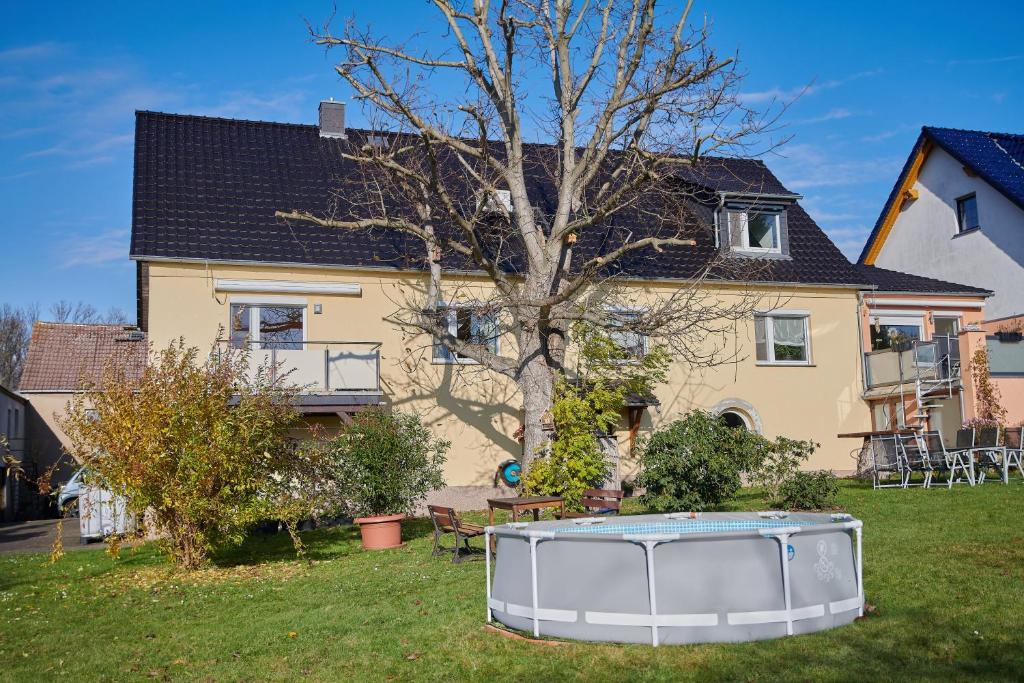 a pool in a yard in front of a house at Gemütliche Ferienwohnung in ländlicher Lage in Riesa