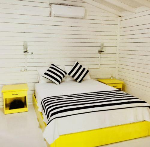 1 dormitorio con 1 cama en blanco y negro con 2 almohadas en LAGİNA BOUTİQUE HOTEL, en Kemer
