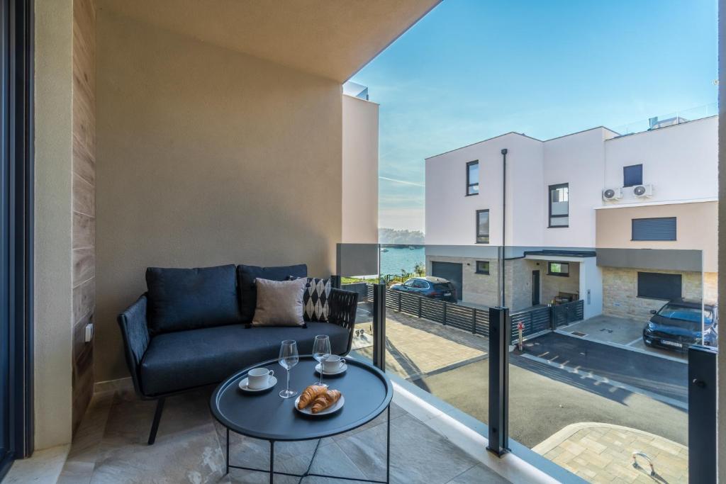 een woonkamer met een bank en een tafel bij Apartment Laurel in Medulin