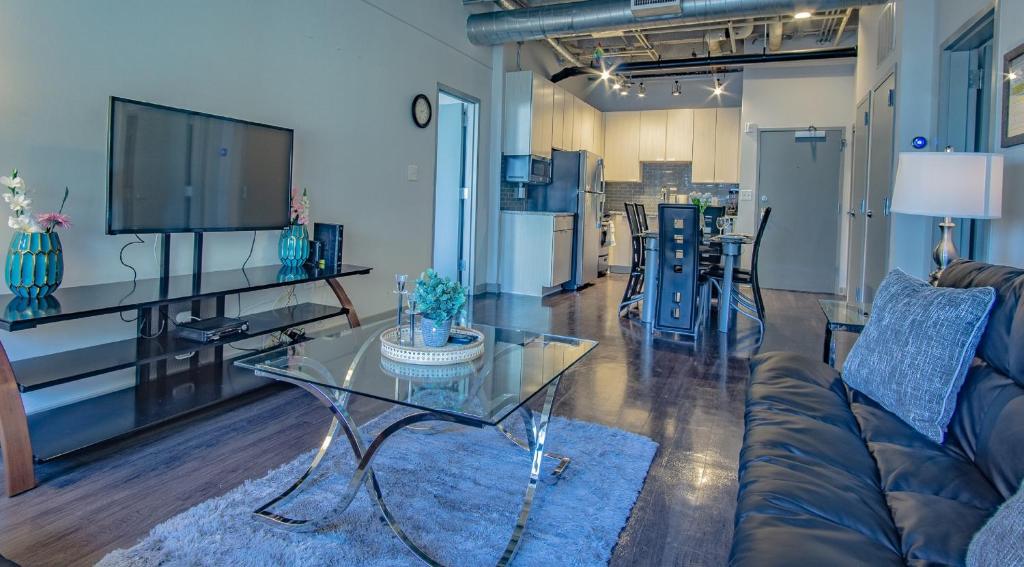 亞特蘭大的住宿－Midtown 1BR Fully Furnished Apartment - Great Location! apts，客厅配有沙发和桌子