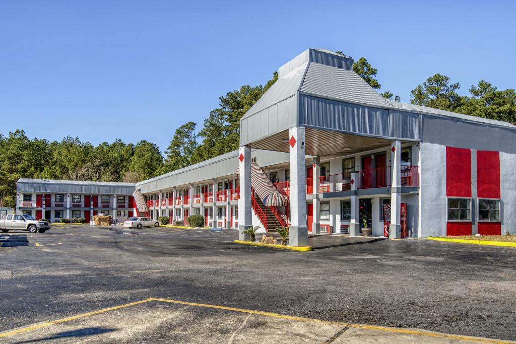 een lege parkeerplaats voor een gebouw bij OYO Hotel Pineville LA Hwy 165 in Pineville