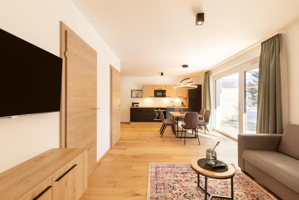 Televízia a/alebo spoločenská miestnosť v ubytovaní LISAL Appartements