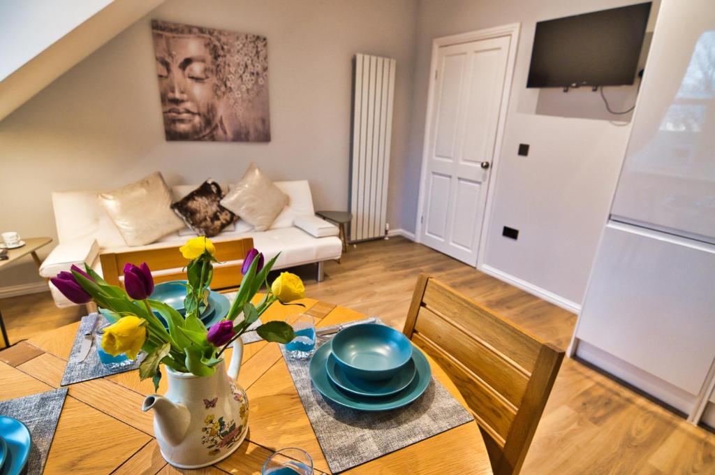 a living room with a table and a couch at Modern & Cosy apartment in the heart of the historic old town of Aberdeen, free WiFi, free parking in Aberdeen