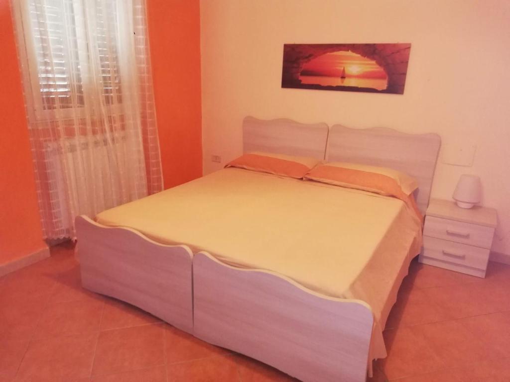 1 dormitorio con 1 cama grande en una habitación en Casa Serena, en Messina