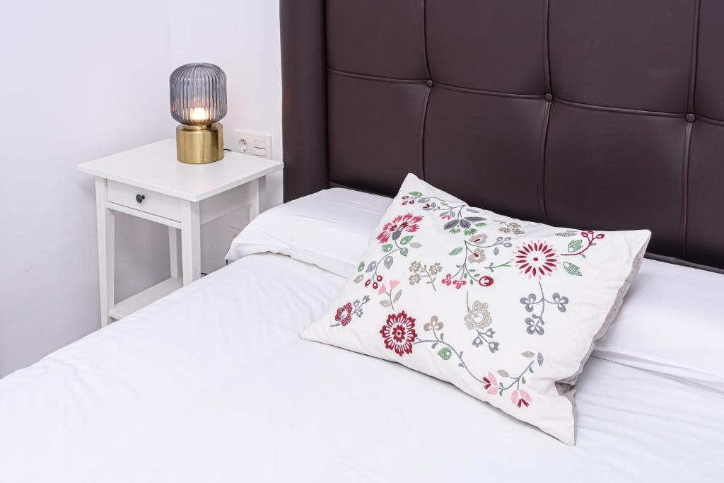 Postel nebo postele na pokoji v ubytování WintowinRentals Malaga Center, Comfortable and Renovated