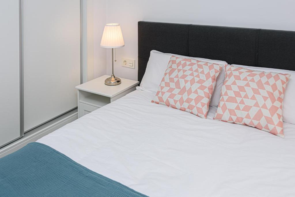 Postel nebo postele na pokoji v ubytování WintowinRentals Malaga Center, Comfortable and Renovated