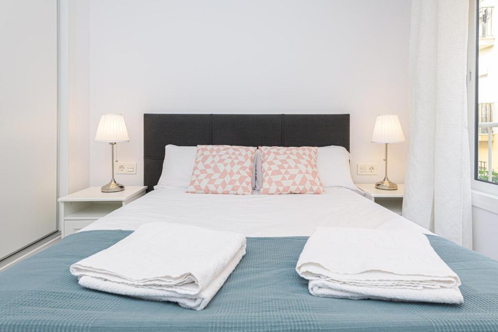 Postel nebo postele na pokoji v ubytování WintowinRentals Malaga Center, Comfortable and Renovated
