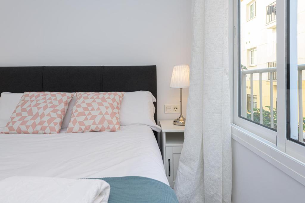 Postel nebo postele na pokoji v ubytování WintowinRentals Malaga Center, Comfortable and Renovated