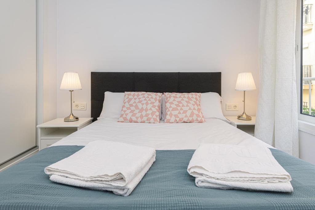 Postel nebo postele na pokoji v ubytování WintowinRentals Malaga Center, Comfortable and Renovated