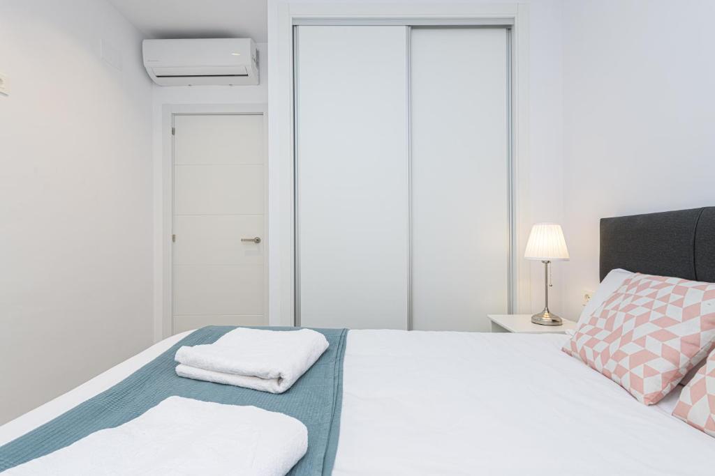 Postel nebo postele na pokoji v ubytování WintowinRentals Malaga Center, Comfortable and Renovated