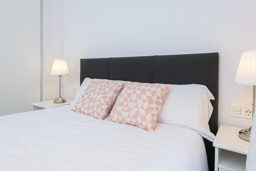 Postel nebo postele na pokoji v ubytování WintowinRentals Malaga Center, Comfortable and Renovated