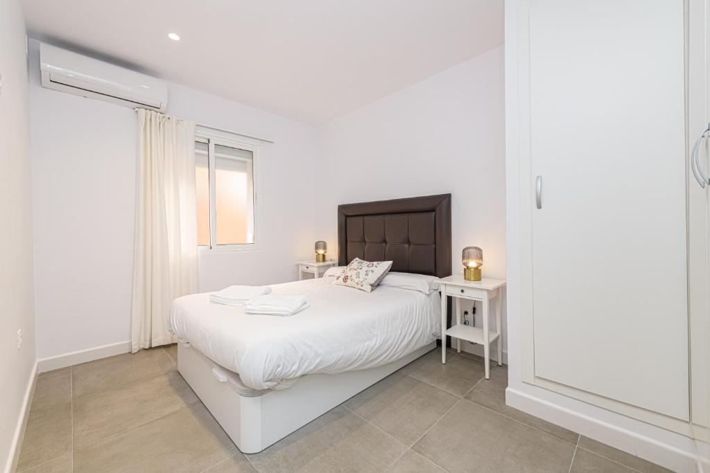 Postel nebo postele na pokoji v ubytování WintowinRentals Malaga Center, Comfortable and Renovated