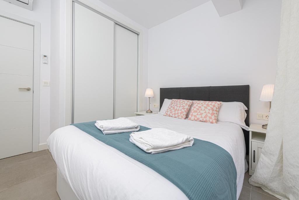 Postel nebo postele na pokoji v ubytování WintowinRentals Malaga Center, Comfortable and Renovated