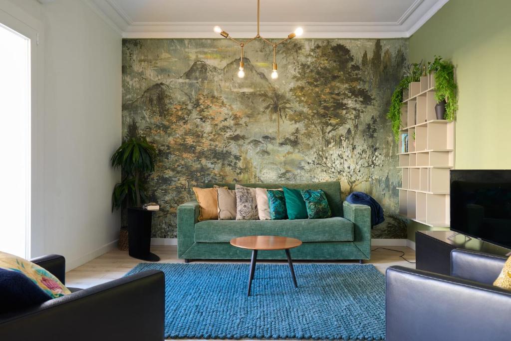 ein Wohnzimmer mit einer grünen Couch und einem blauen Teppich in der Unterkunft Casa Cosi - Casanova 3 in Barcelona