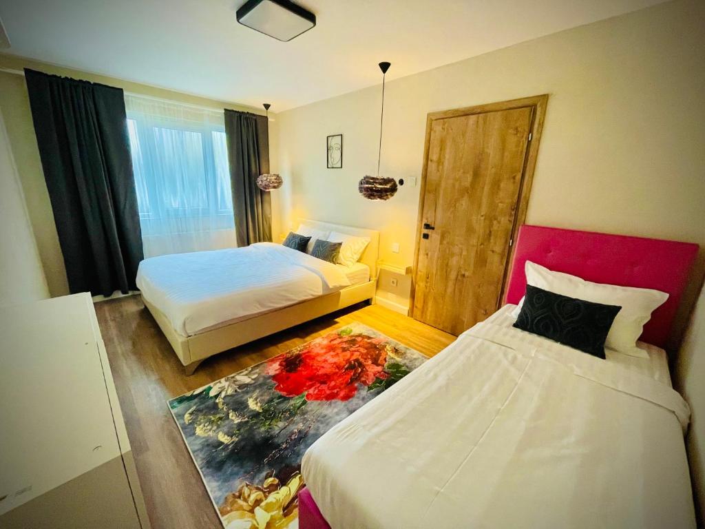 una habitación de hotel con 2 camas y una puerta en Best place to stay-Self check in-24h, en Reşiţa