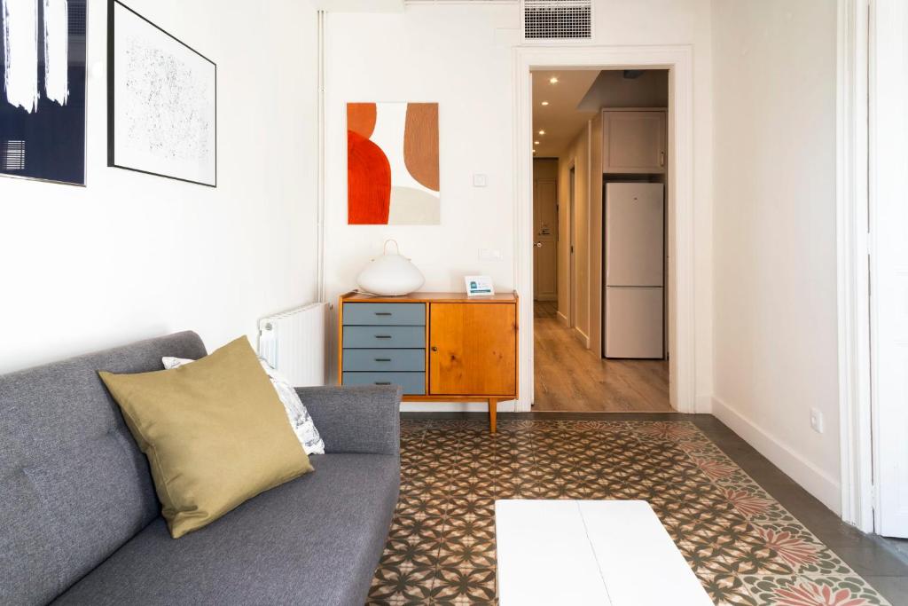 een woonkamer met een bank en een tafel bij Casa Cosi - La Gleva 4 in Barcelona