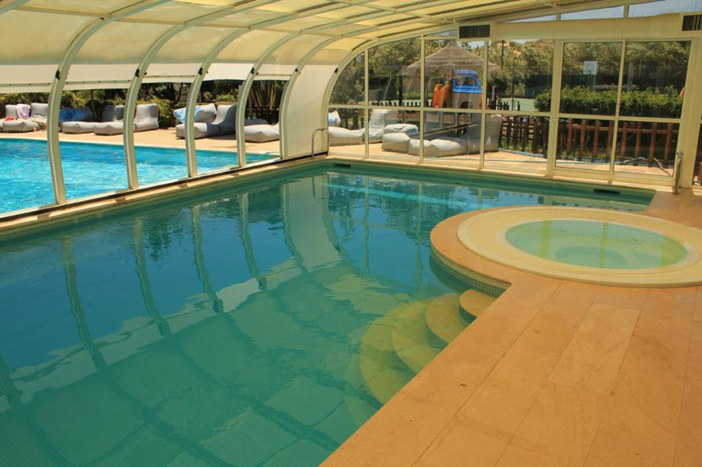 Bazén v ubytování Penthouse with rooftop pool - Duna Parque Resorts & Hotels nebo v jeho okolí