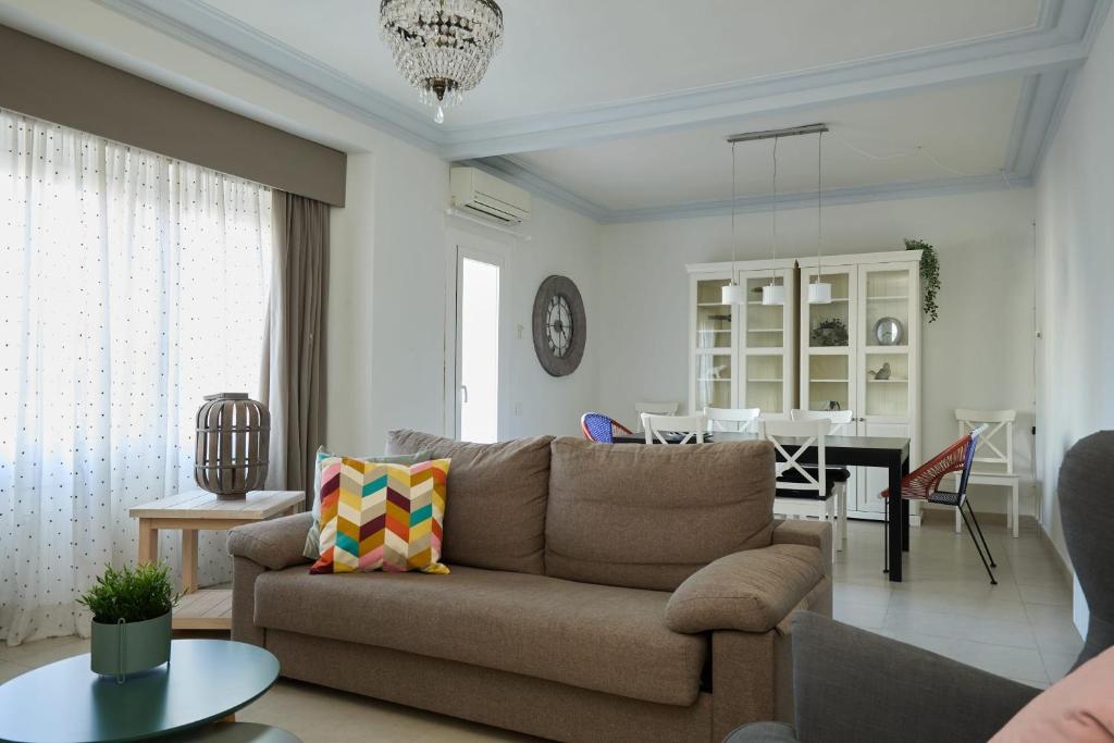 ein Wohnzimmer mit einem Sofa und einem Tisch in der Unterkunft Casa Cosi - Casanova 4 in Barcelona