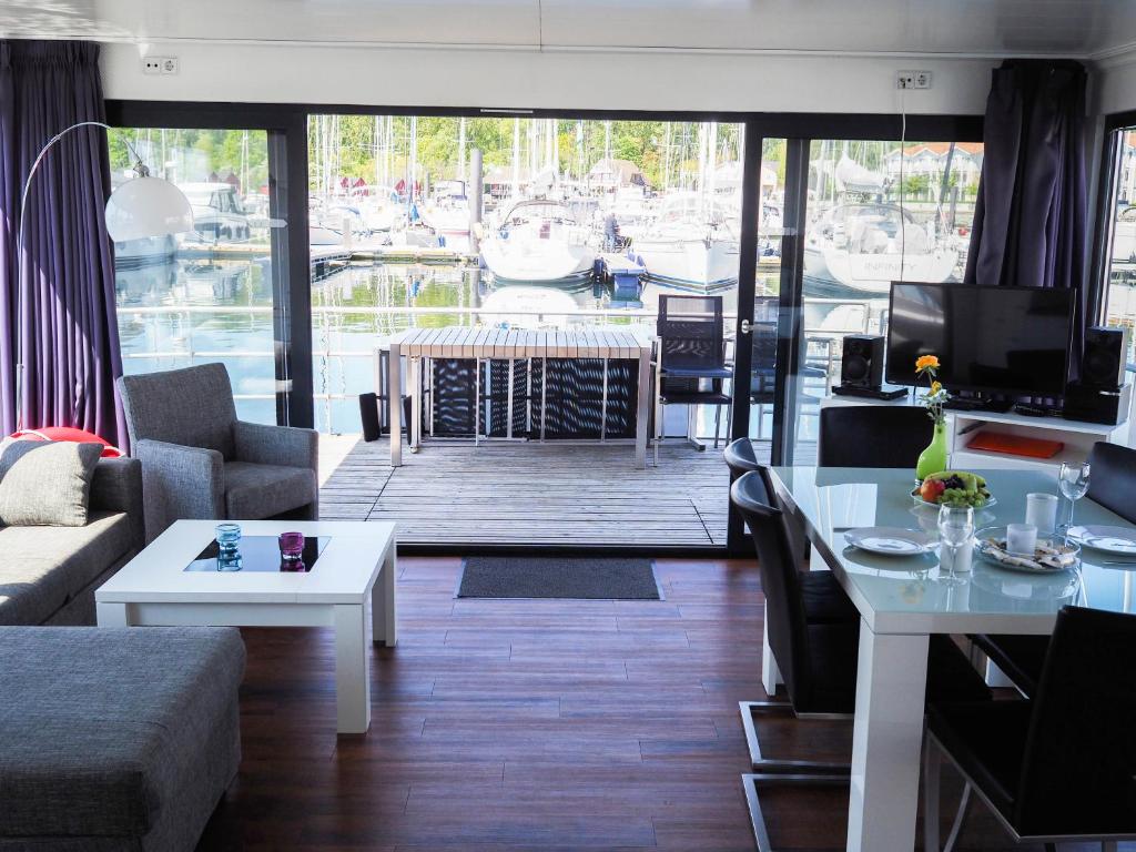 Posezení v ubytování Hausboot Ostsee Boltenhagen - WELL Hausboote LP2