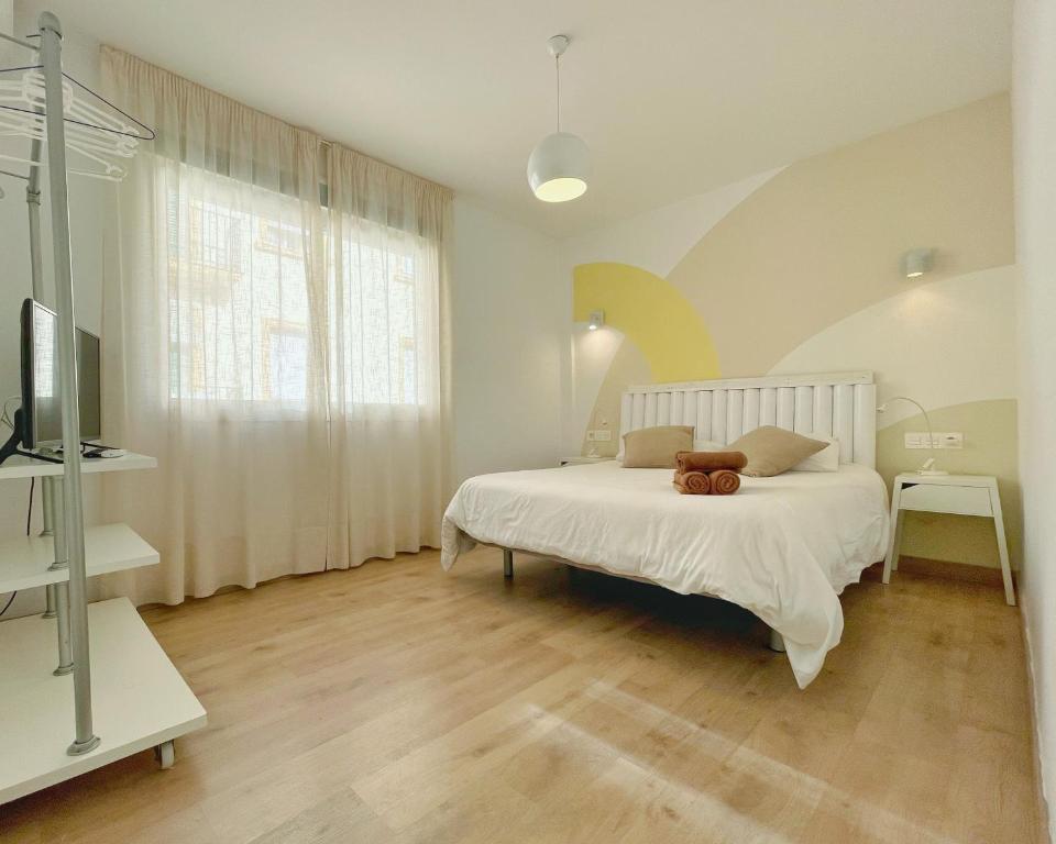 Un dormitorio con una cama con un osito de peluche encima. en Apartamento Soho centro malaga, en Málaga