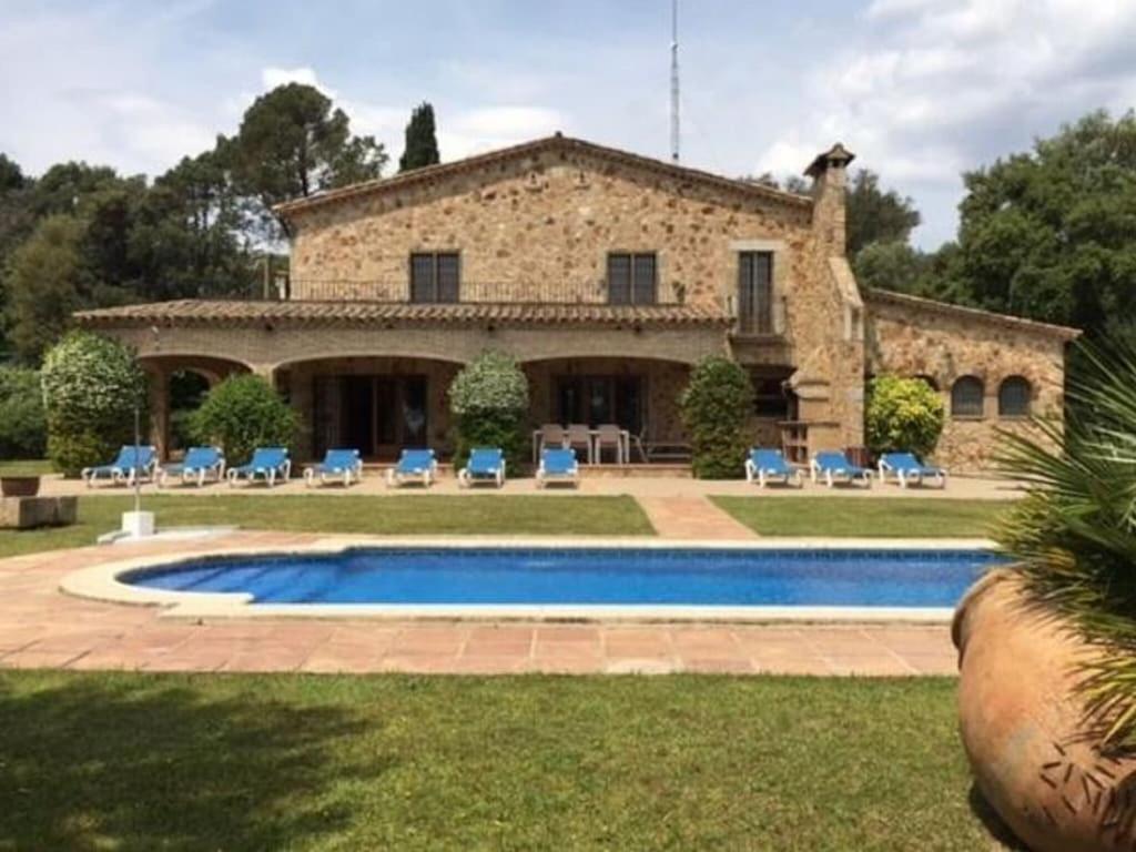 - Vistas al exterior de una casa con piscina en Belvilla by OYO Villa Can Boira en Santa Cristina de Aro