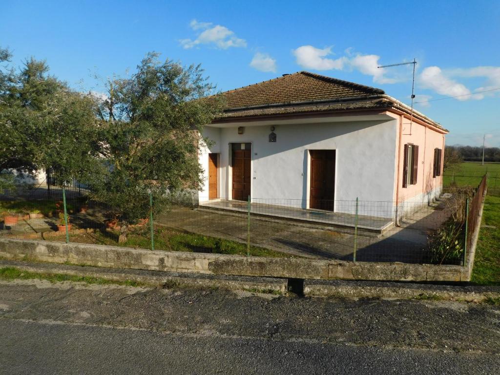 a small white house on the side of a road at La casa di Mascia in Roccasecca