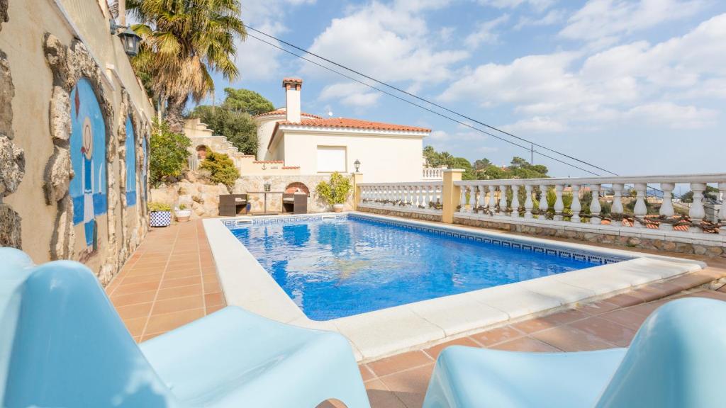 Bazén v ubytování Villa Crisa - Lloret de Mar nebo v jeho okolí