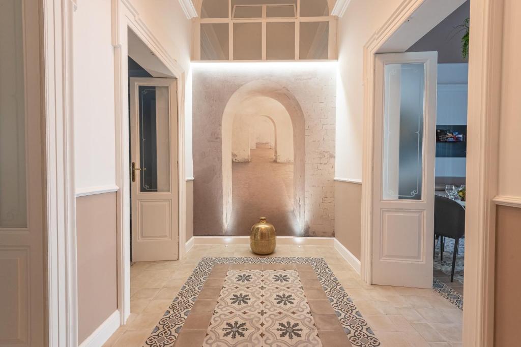 un pasillo con una puerta y una alfombra en Nitti43 luxury apartment, en Taranto