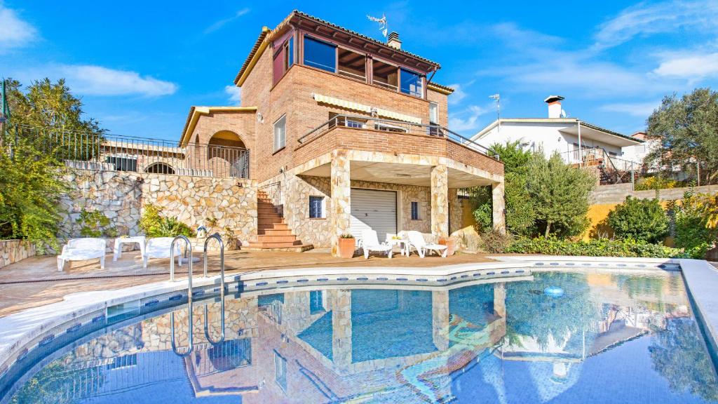 een villa met een zwembad voor een huis bij Villa Sote - Lloret de Mar in Vidreres