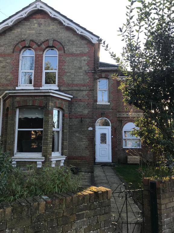 une vieille maison en briques avec une porte blanche dans l'établissement Citretum Angulus, à Southampton