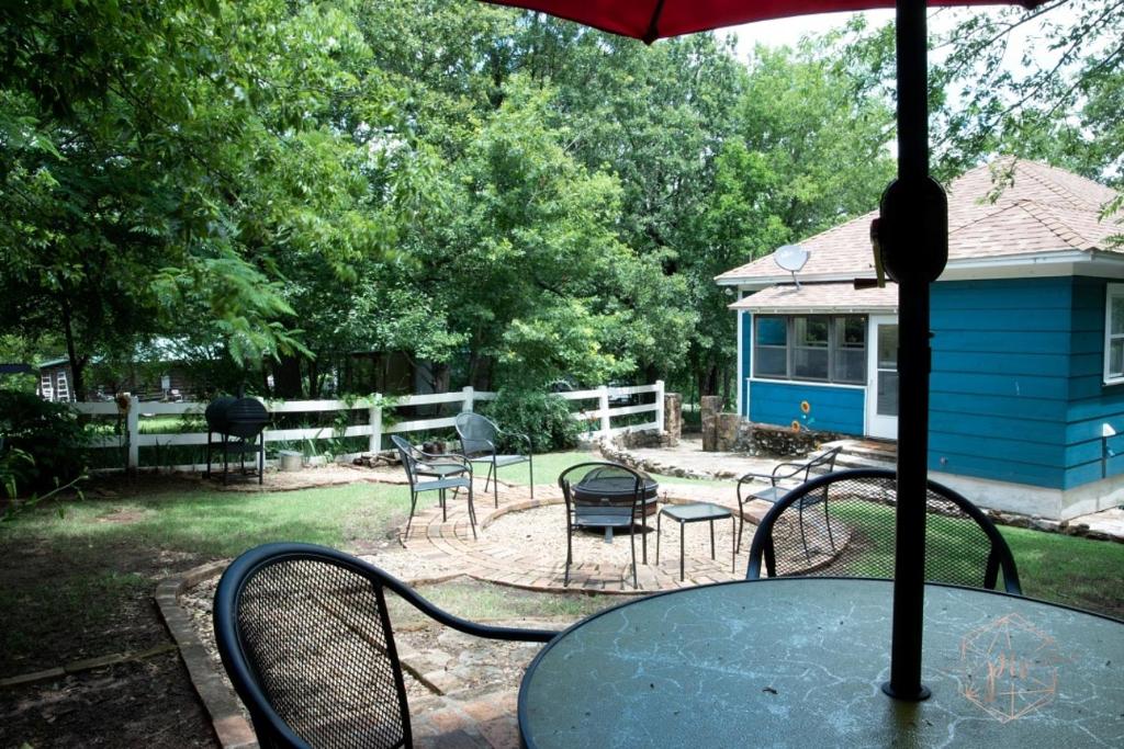 The Bluebird Cottage Style Cabin with Hot Tub near Turner Falls and  Casinos, Davis, OK - Booking.com