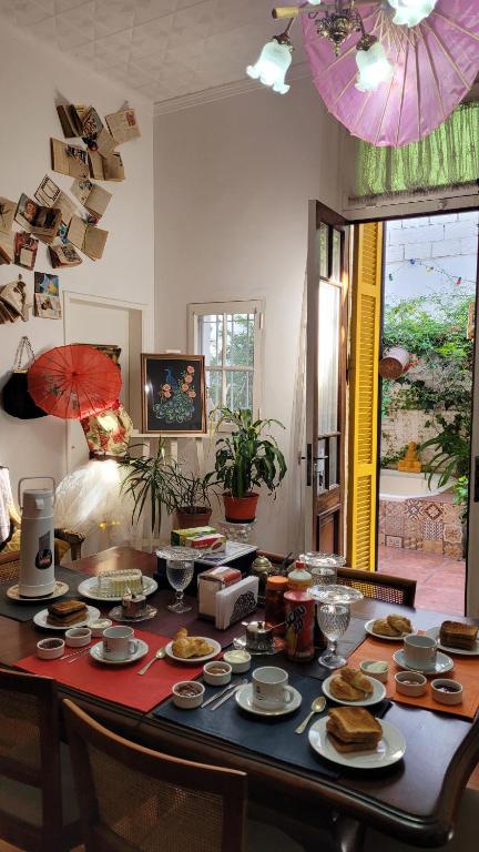 布宜諾斯艾利斯的住宿－Andiamo Guest House，上面有盘子的桌子