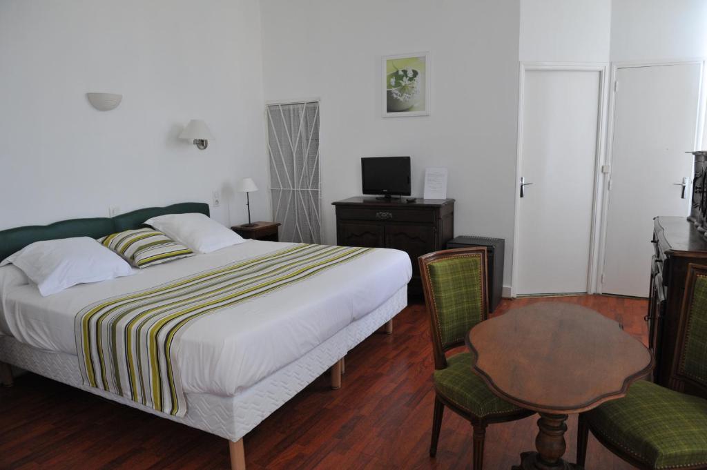 Postel nebo postele na pokoji v ubytování Hotel Du Forum