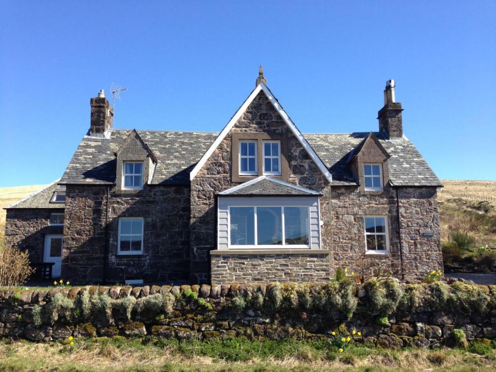 an old stone house in the middle of a field at Langside in Stirling