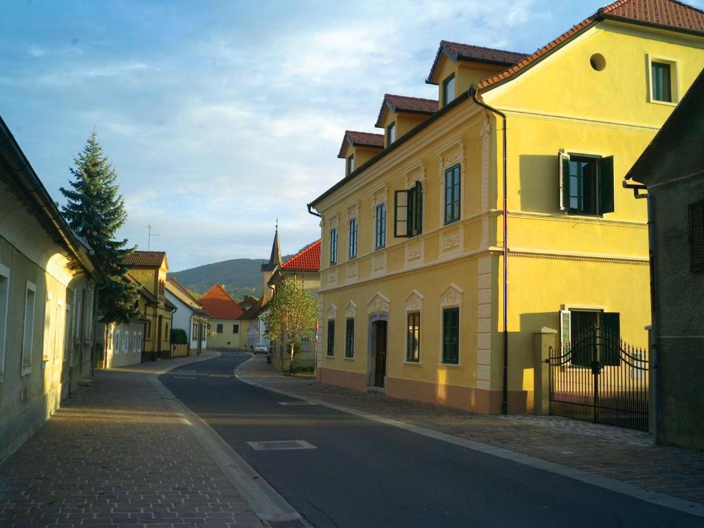 ein gelbes Gebäude auf einer Straße in einer Stadt in der Unterkunft B&B Castanea in Kostanjevica na Krki