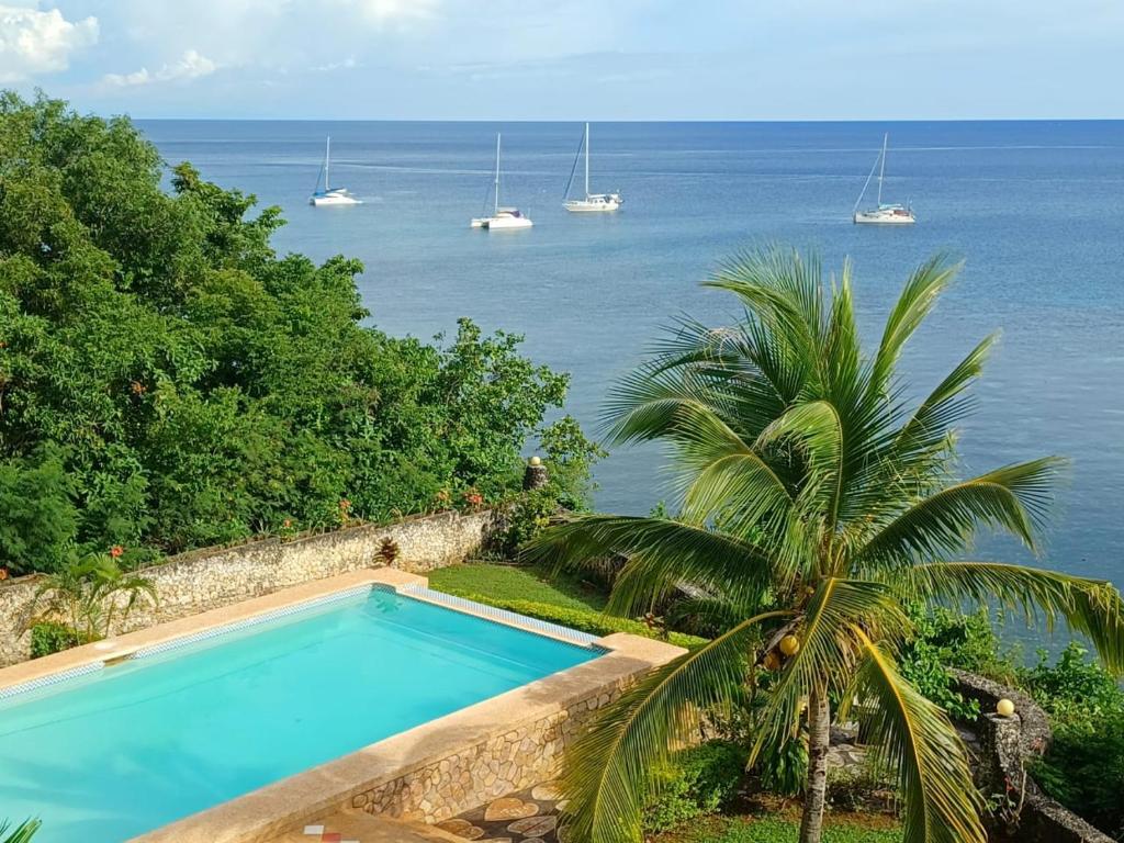 Villa Camotes - Two-Bedroom Villa
