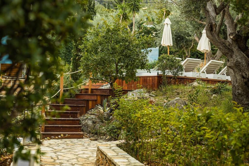 Vonkajšia záhrada v ubytovaní ORAMA : Sea to Sky Villas