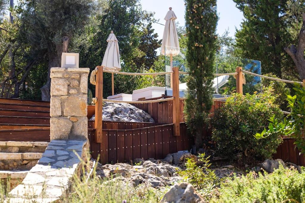 Vonkajšia záhrada v ubytovaní ORAMA : Sea to Sky Villas
