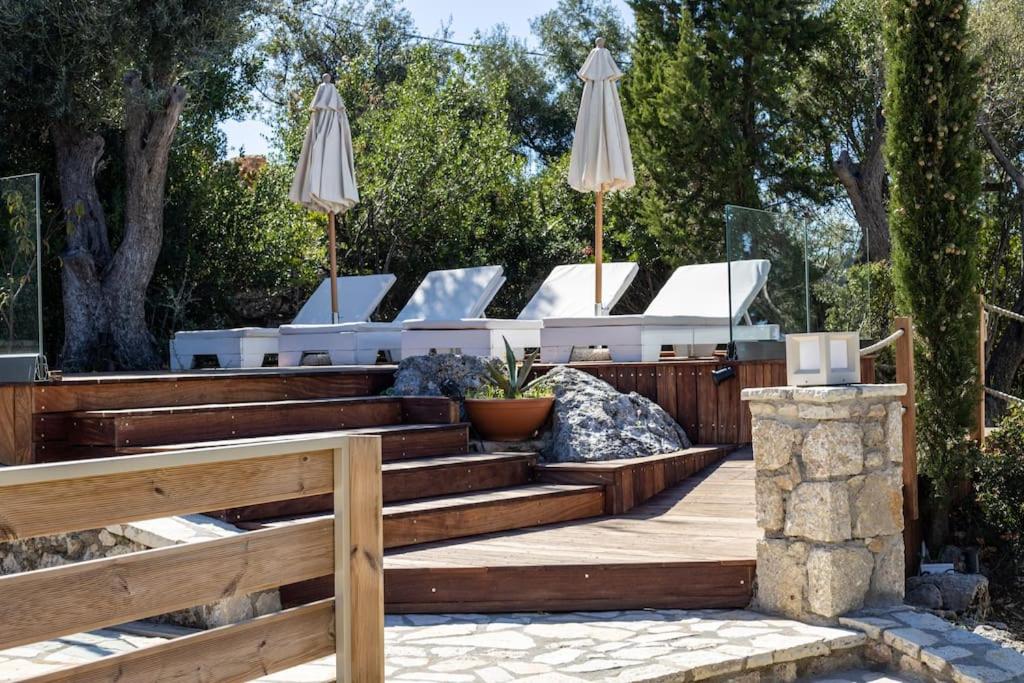 Vonkajšia záhrada v ubytovaní ORAMA : Sea to Sky Villas
