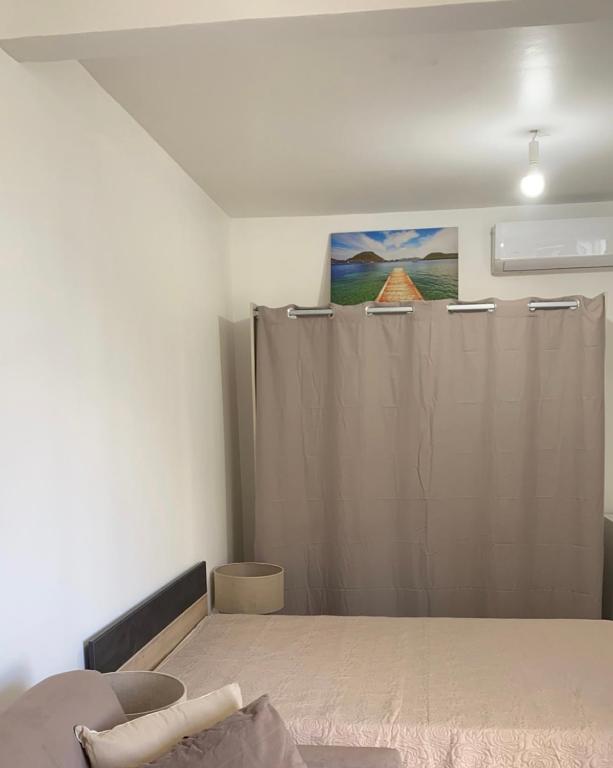 Postel nebo postele na pokoji v ubytování Chez Hugo, bel appartement très bien situé pour visiter la Martinique en journée et dormir la nuit