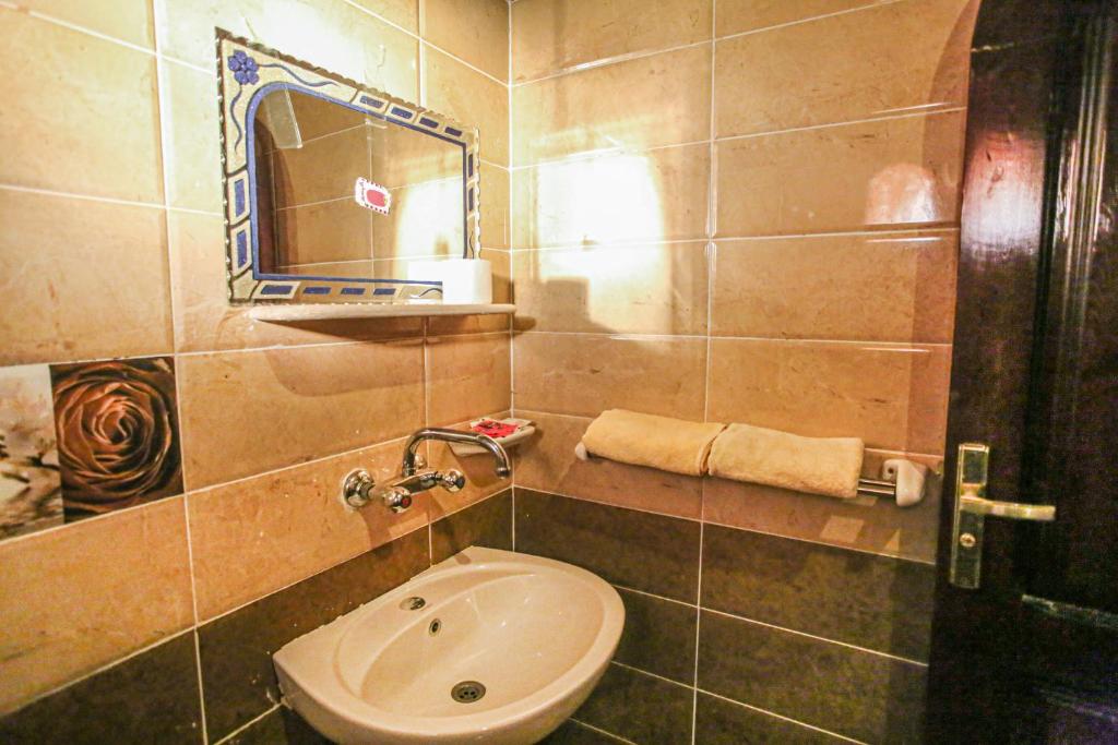 Koupelna v ubytování Seliyaa Siwa Inn Hotel