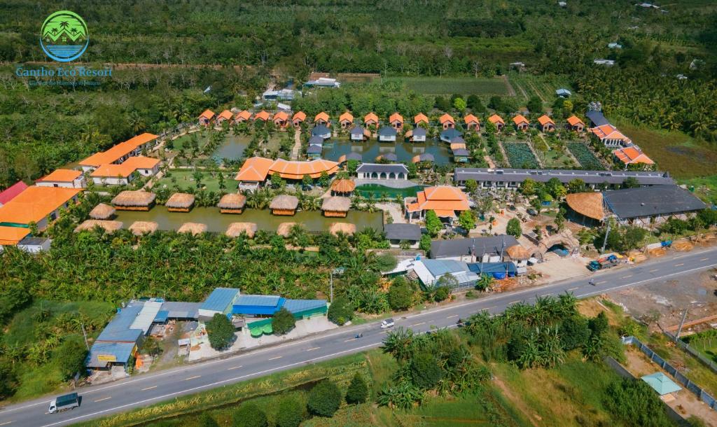 una vista aérea de una pequeña ciudad con una carretera en Cantho Eco Resort, en Can Tho