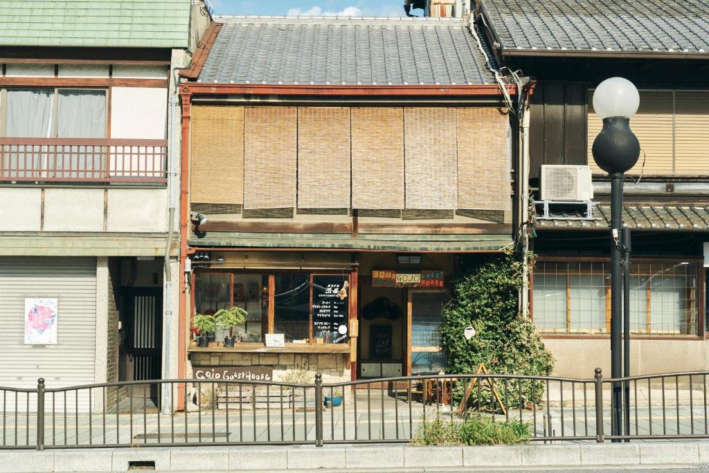 un vieux bâtiment sur le côté d'une rue dans l'établissement Gojo Guest House, à Kyoto
