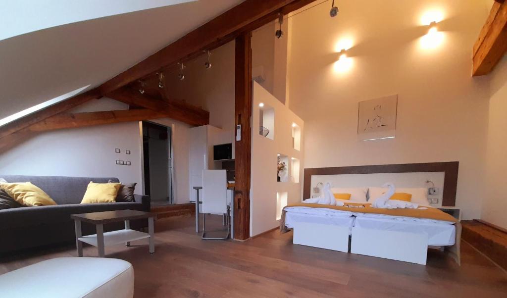 Postel nebo postele na pokoji v ubytování Residence Mariánská