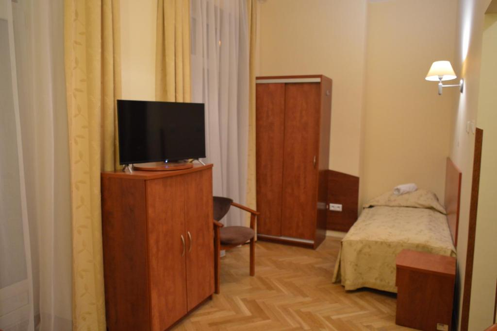 Televízia a/alebo spoločenská miestnosť v ubytovaní Nowy Dom Zdrojowy