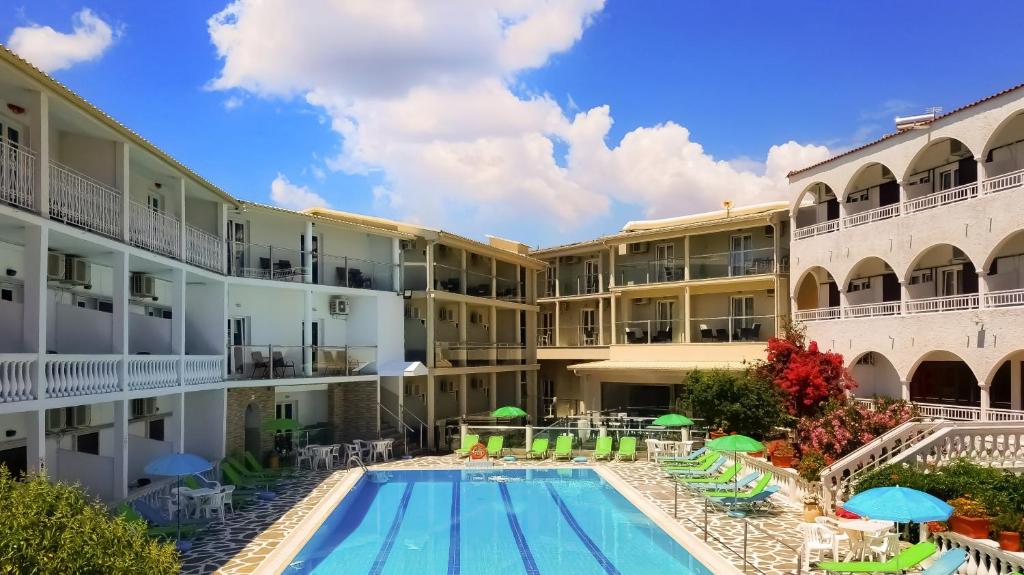 - une vue sur la cour d'un hôtel avec piscine dans l'établissement Gouvia Hotel, à Gouviá